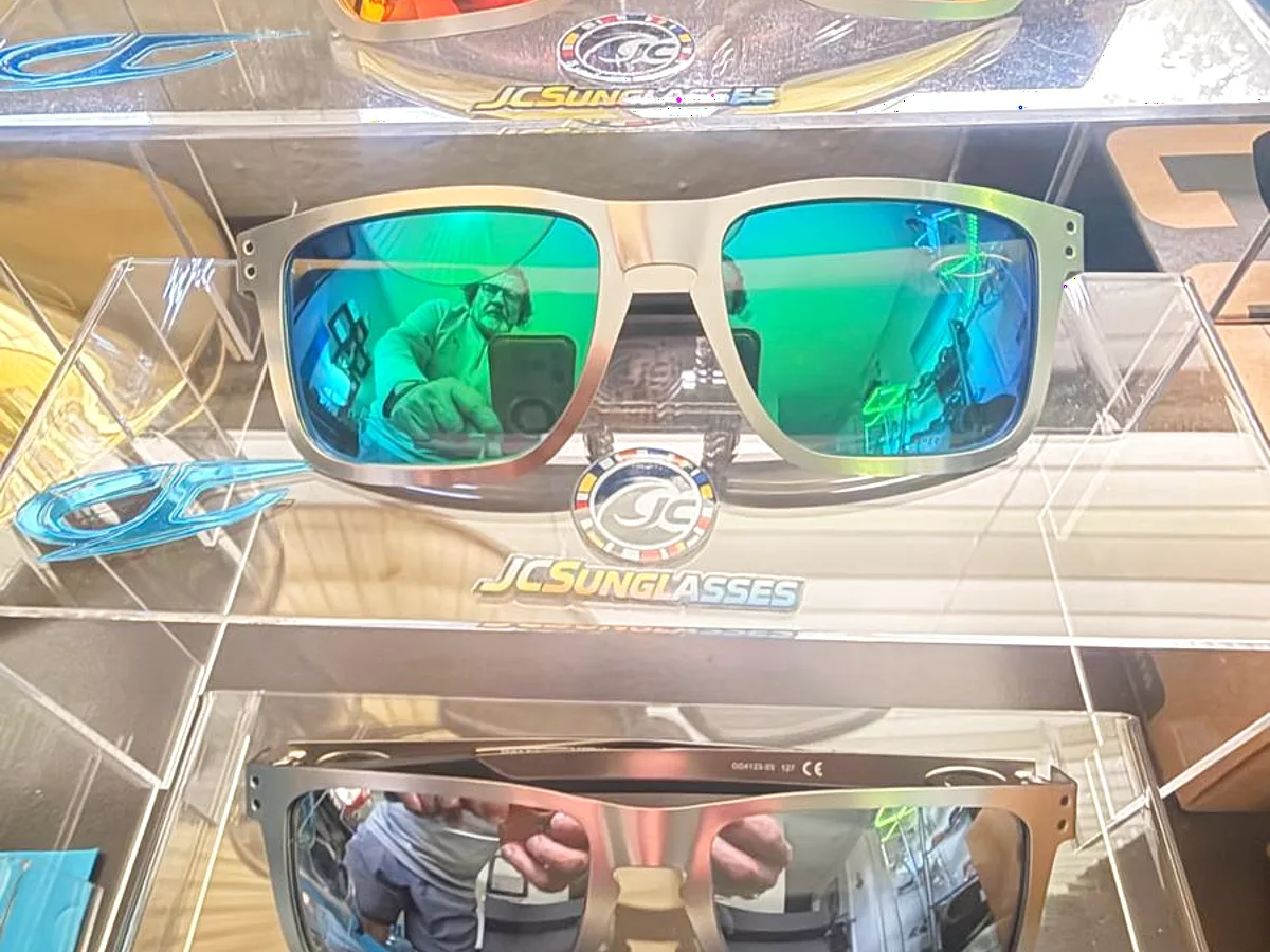 White Oakley lifestyle frame on its box